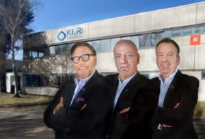 KLR_Geschäftsführung vor Gebäude_20210401